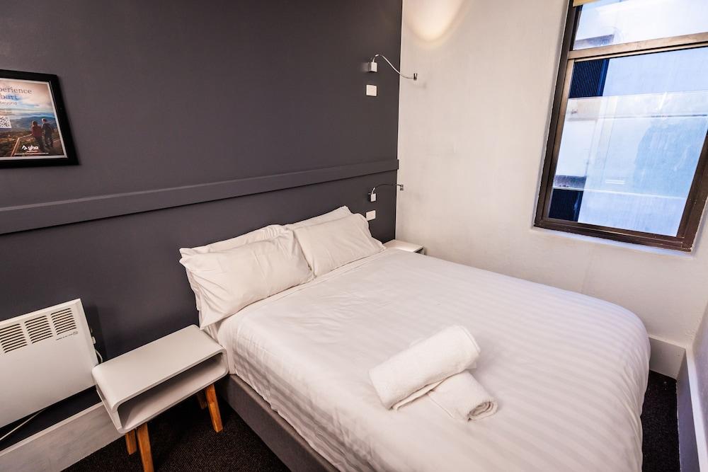 YHA Melbourne Central Room Type - Double Room with Shared Bathroom