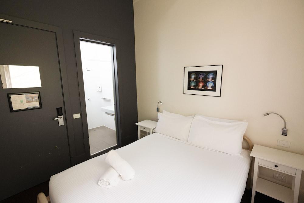 YHA Melbourne Central Room Type - Double Room with Ensuite
