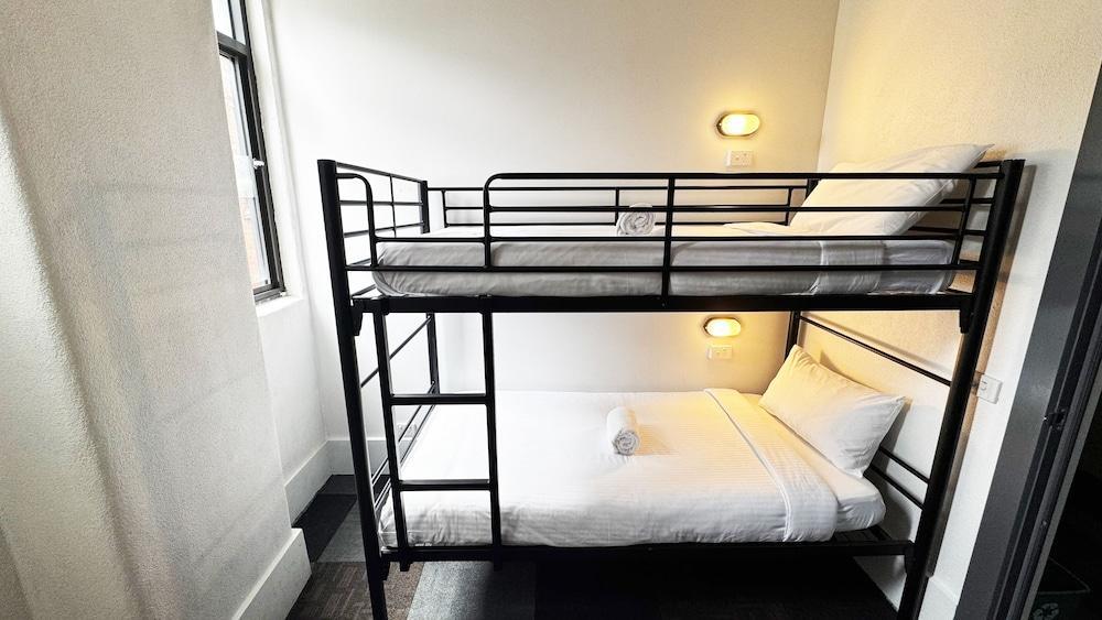YHA Melbourne Central Room Type - Twin Room with Shared Bathroom
