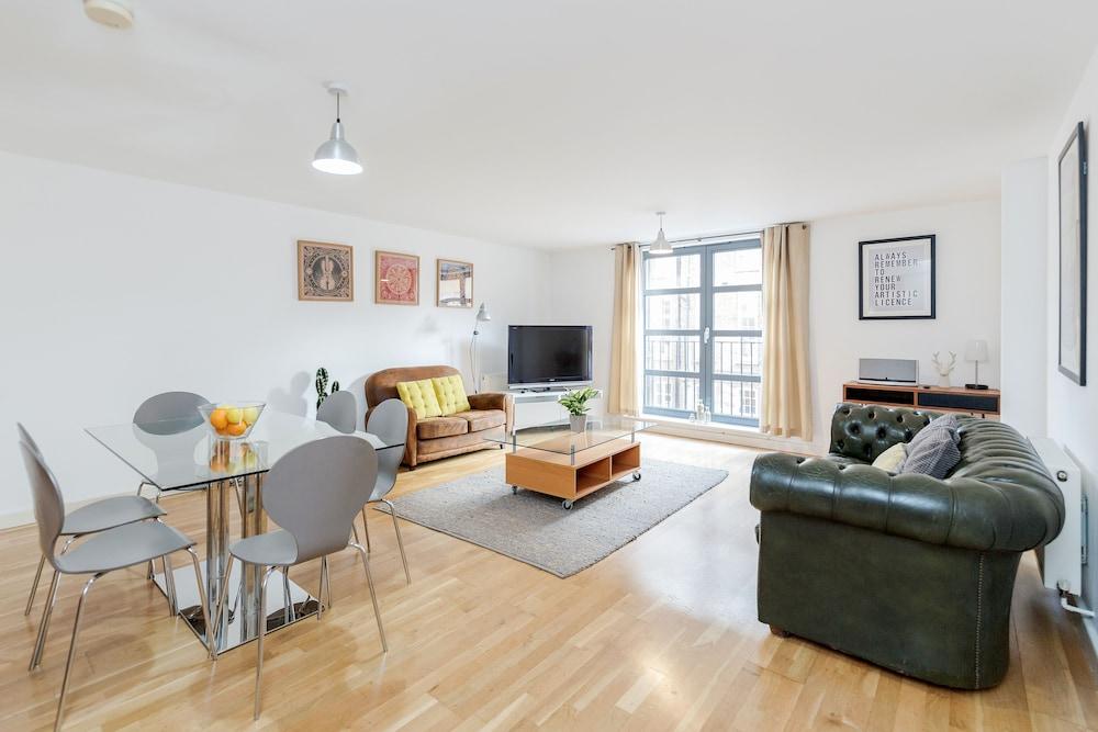 The Bateman's Shoreditch 2 Bed Flat by BaseToGo - Tap to explore photos