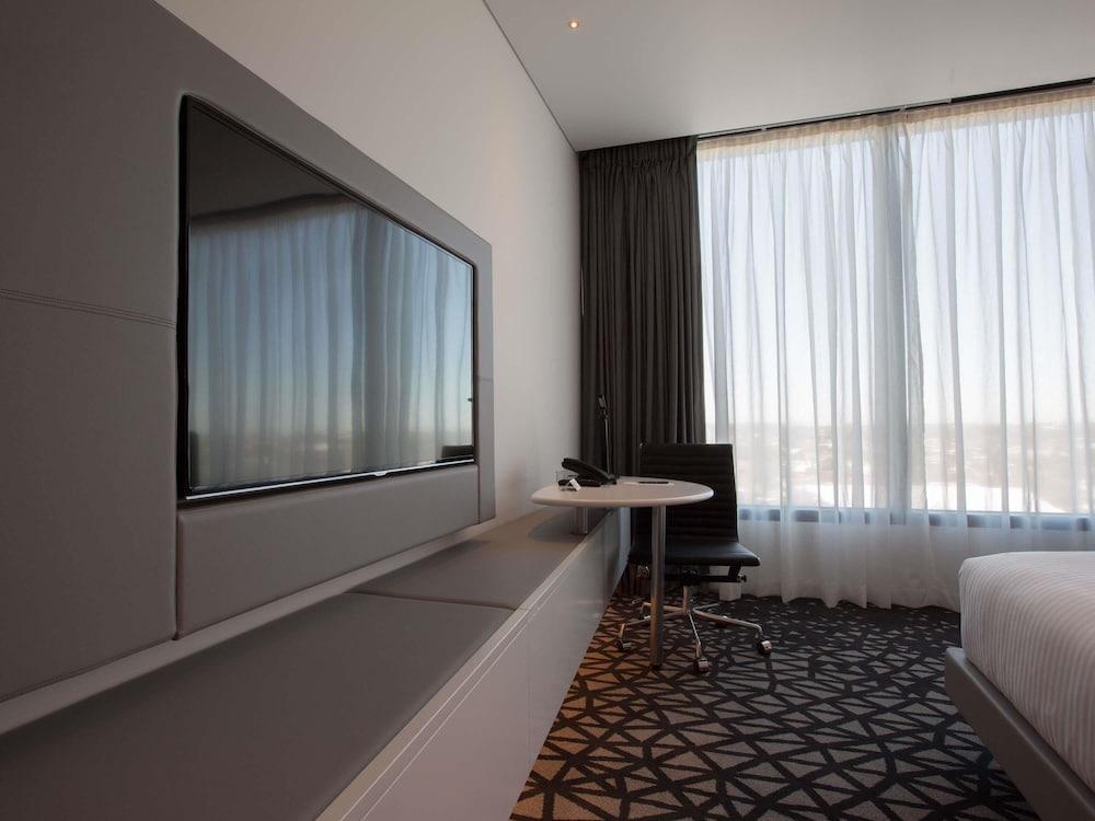 Pullman Sydney Airport Room Type - Deluxe Room, 1 King Bed
