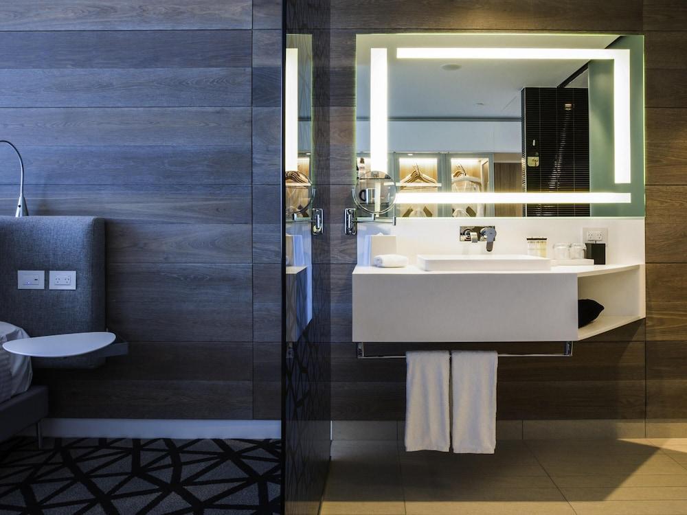Pullman Sydney Airport Room Type - Deluxe Room, 1 King Bed (Executive, High Floor)