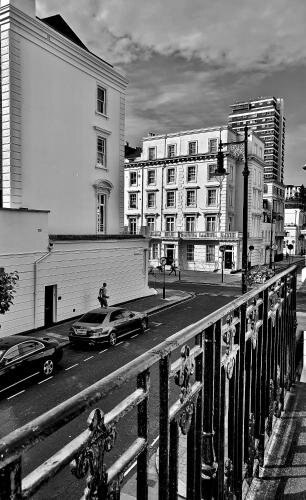 Victoria Lodgings London - Tap to explore photos