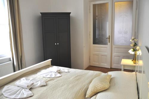 Charles Bridge Premium Apartments - Tap to explore photos