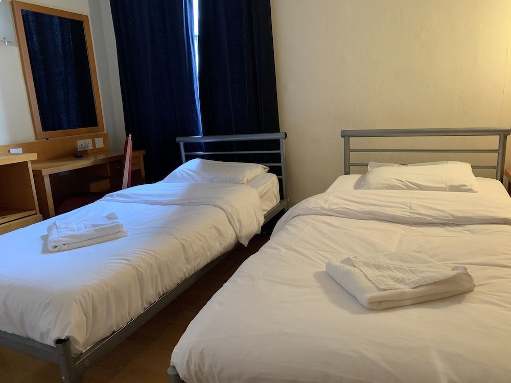Berkeley Court Hotel Room Type - Twin Room, Shared Bathroom