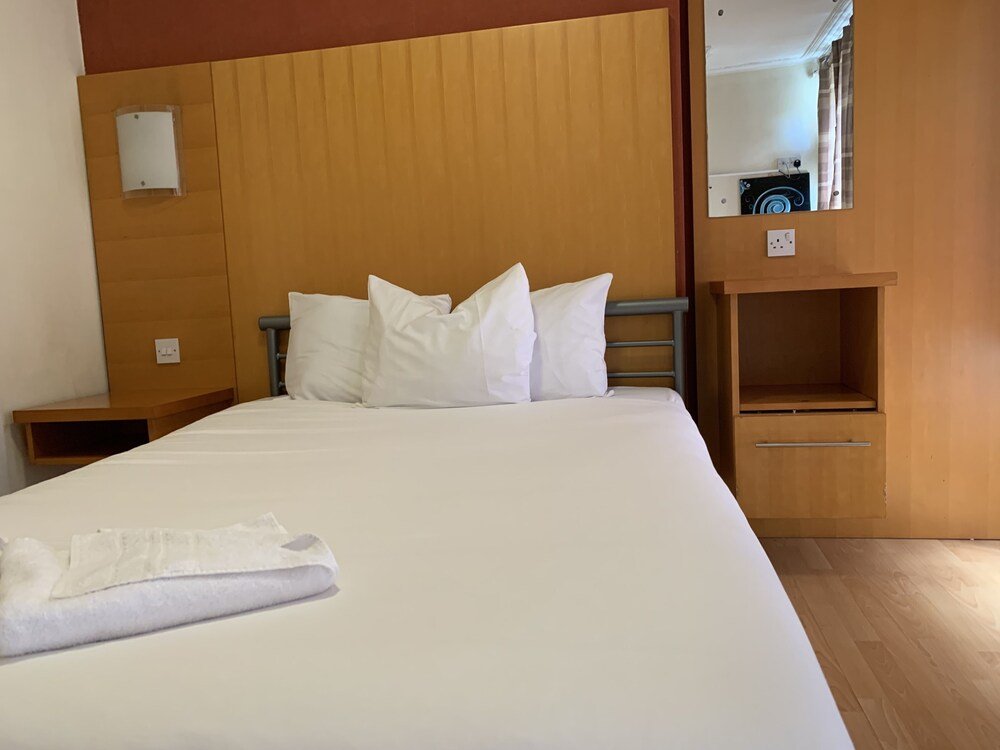 Berkeley Court Hotel Room Type - Basic Double Room, Shared Bathroom