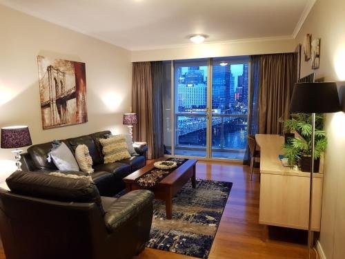 Darling Harbour 2 Bedroom Apartment - Tap to explore photos