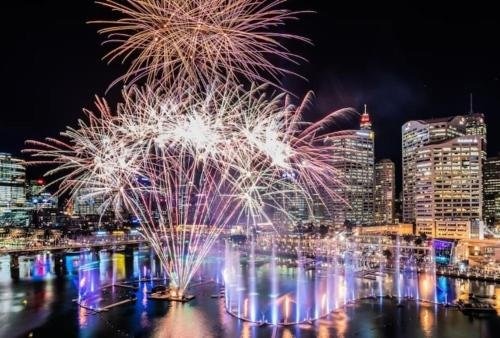 Darling Harbour 2 Bedroom Apartment - Tap to explore photos