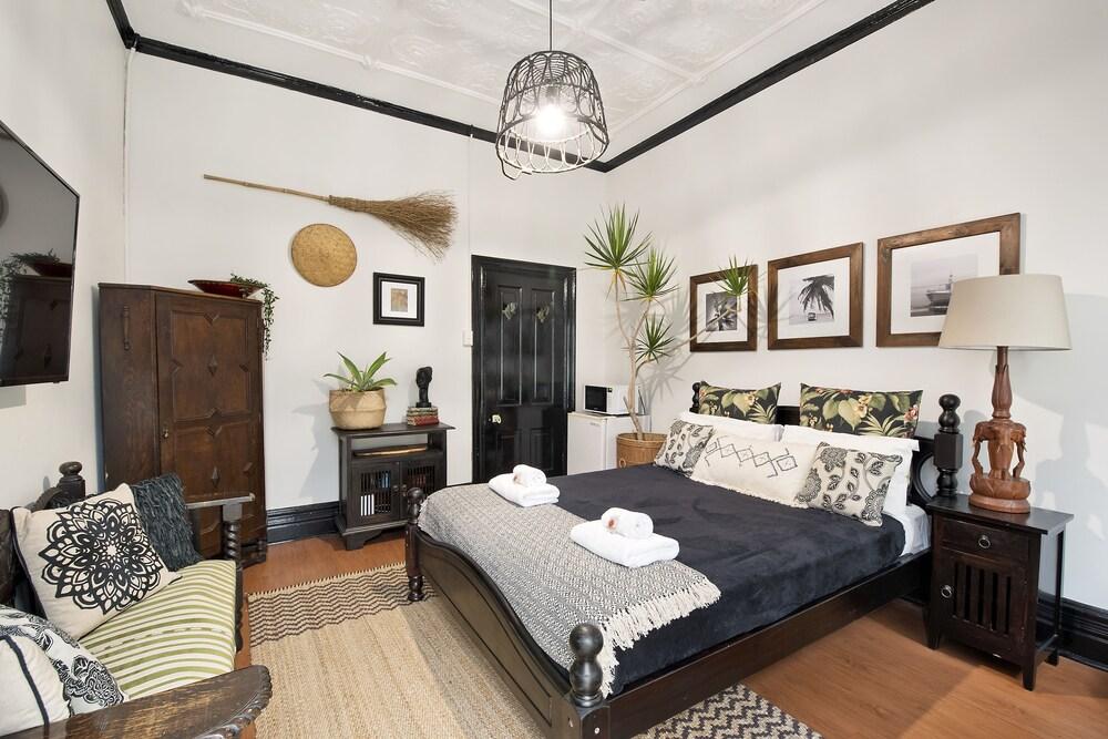 Manly Waves Studios & Apartments Room Type - Designer Palm Room - Queen off Courtyard