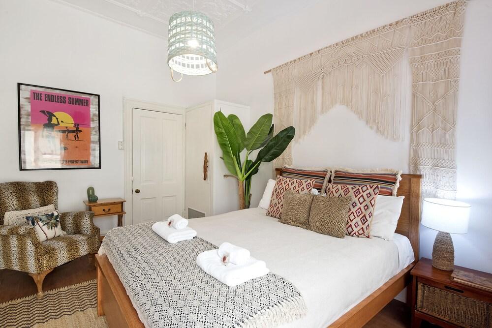 Manly Waves Studios & Apartments Room Type - Designer Beach Room - Queen off Courtyard