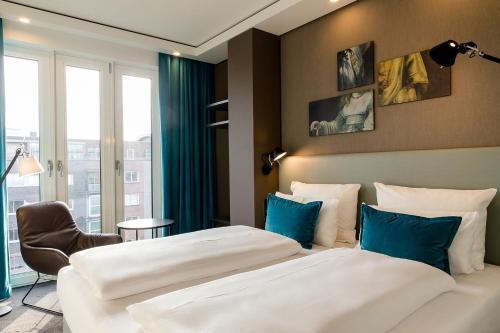Motel One Amsterdam-Waterlooplein - Tap to explore photos
