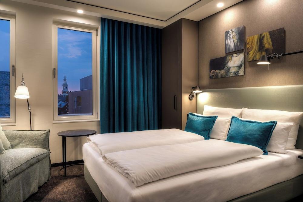 Motel One Amsterdam-Waterlooplein - Tap to explore photos