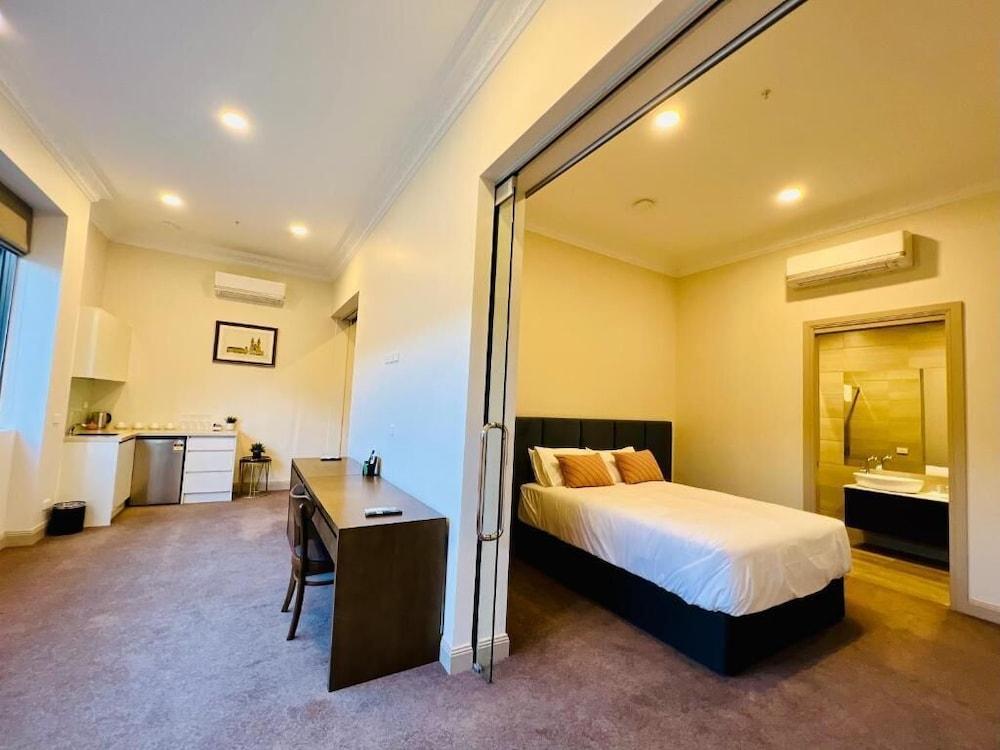 Clarendon Hotel Melbourne - Tap to explore photos