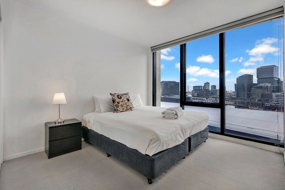 MJ Shortstay Whiteman St Apartments - Tap to explore photos