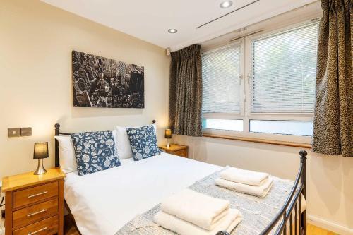 Tower Bridge 2BR apartment for 6 with terrace - Tap to explore photos