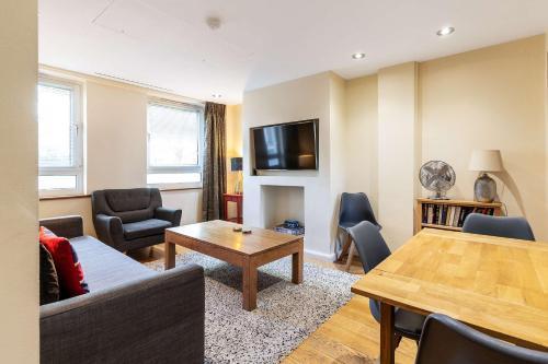 Tower Bridge 2BR apartment for 6 with terrace - Tap to explore photos