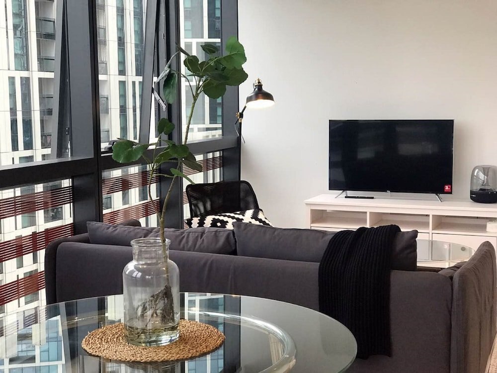 Melbourne Docklands Luxury Seaview Apartment - Tap to explore photos
