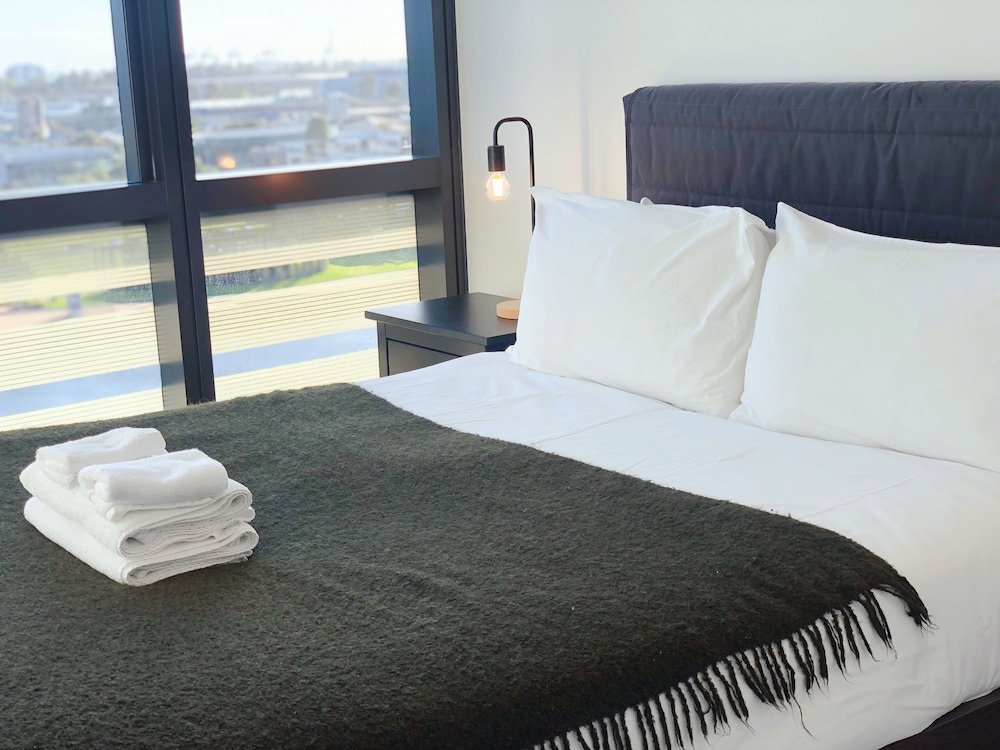 Melbourne Docklands Luxury Seaview Apartment - Tap to explore photos