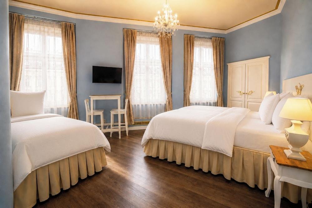 Caroline Old Town Square Hotel Room Type - Standard Triple Room