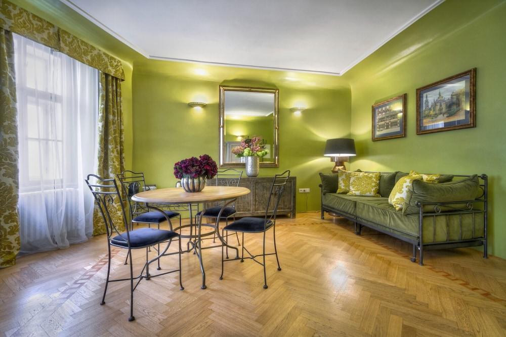 Black Star Suites Room Type - Family Suite