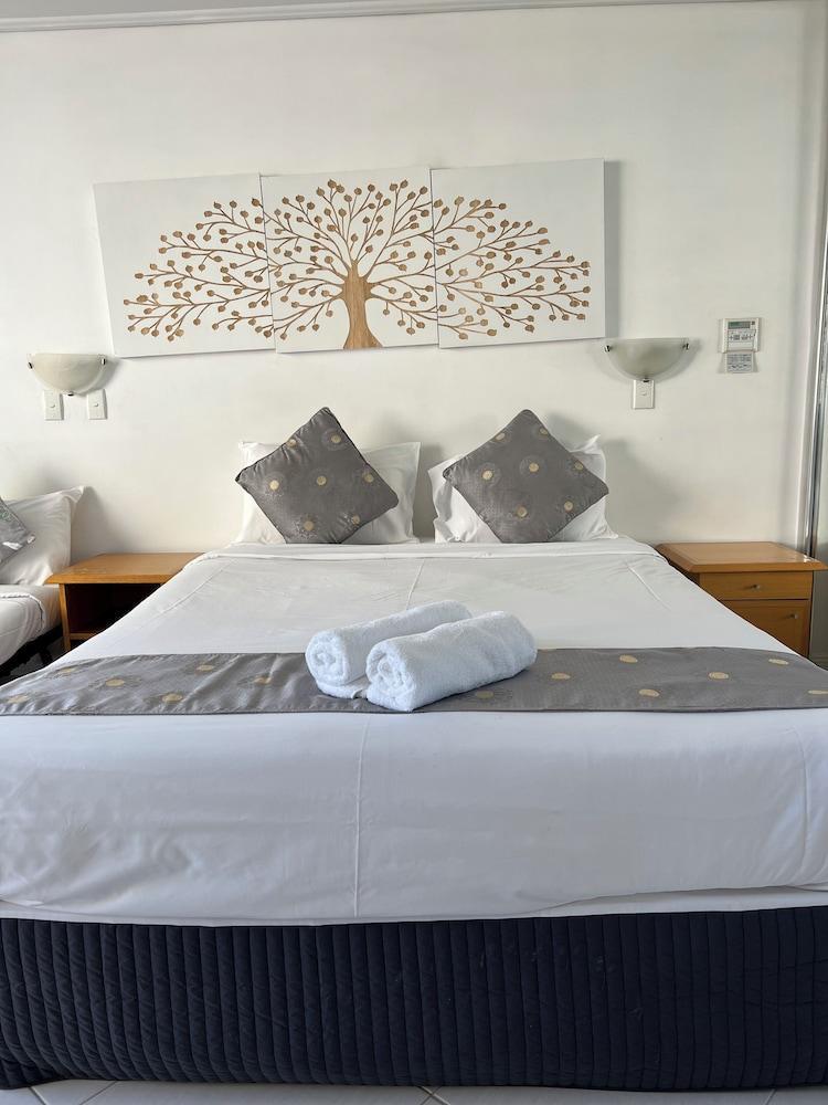 Sydney Hyde Park Paxsafe Apartments Room Type - Comfort Studio Suite, Multiple Beds, Non Smoking, Garden View