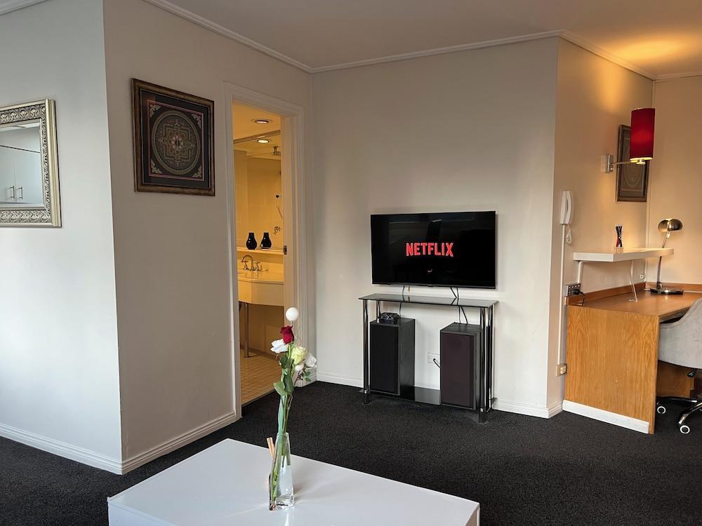 Sydney Hyde Park Paxsafe Apartments - Tap to explore photos