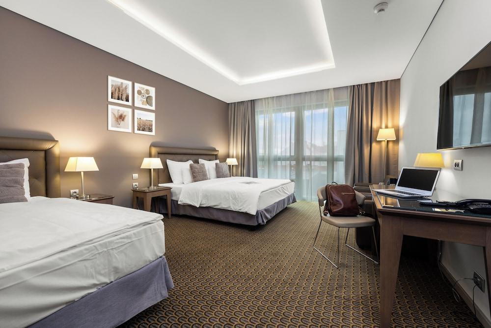 Hotel Royal Prague Room Type - Comfort Triple Room, Bathtub