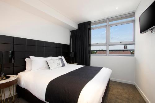 Silkari Suites Chatswood - Tap to explore photos
