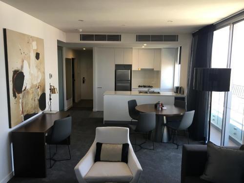 Silkari Suites Chatswood - Tap to explore photos
