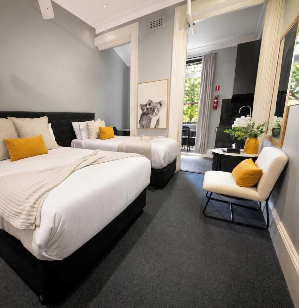 Bayswater Boutique Lodge - Potts Point Room Type - Large Terrace room with Double and Single Bed and Shared Bathroom
