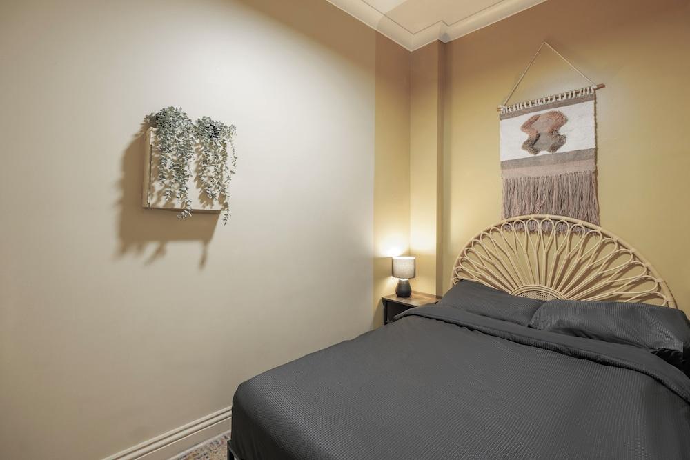 Mad Monkey Coogee Beach Hostel Room Type - Economy Double Room