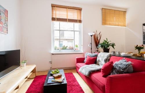 Classic Two-Bedroom Apartment Pimlico - Tap to explore photos