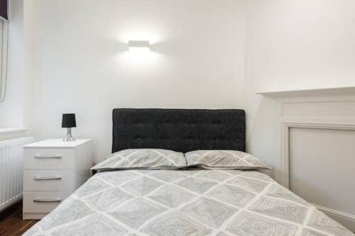 Fleet Street Apartment 3 - Tap to explore photos