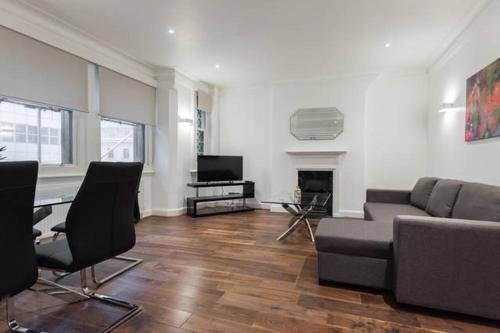 Fleet Street Apartment 3 - Tap to explore photos
