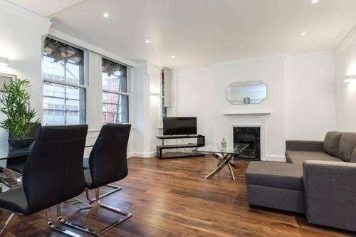 Fleet Street Apartment 2 - Tap to explore photos