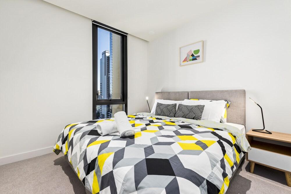 Empire Apartment - Tap to explore photos