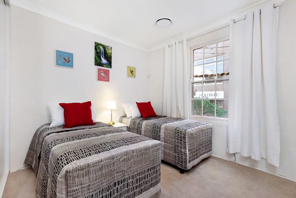 Darlinghurst Cottage - Tap to explore photos
