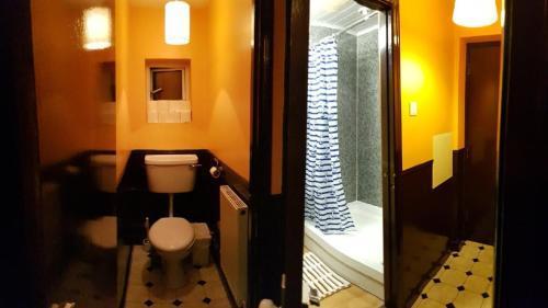 London Visitors Hotel Room Type - Quadruple Room with Communal Bathroom London Visitors Hotel Room Type - Quadruple Room with Communal Bathroom