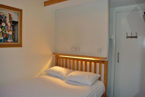 London Visitors Hotel Room Type - Small Double Room with Private Bathroom