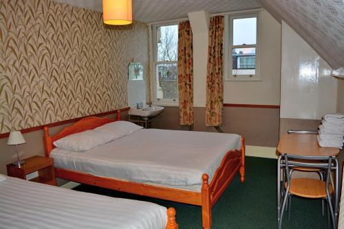 London Visitors Hotel Room Type - Double Room with Communal Bathroom