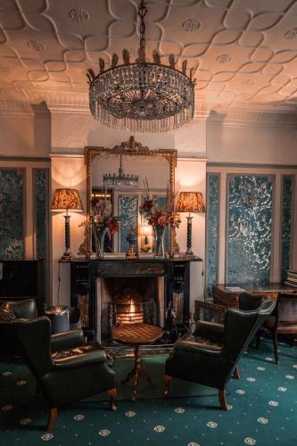 London Visitors Hotel - Tap to explore photos