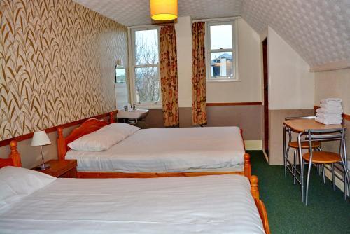 London Visitors Hotel Room Type - Twin Room with Communal Bathroom