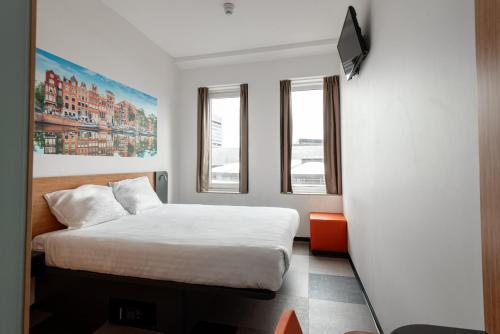 easyHotel Amsterdam Arena Boulevard - Tap to explore photos