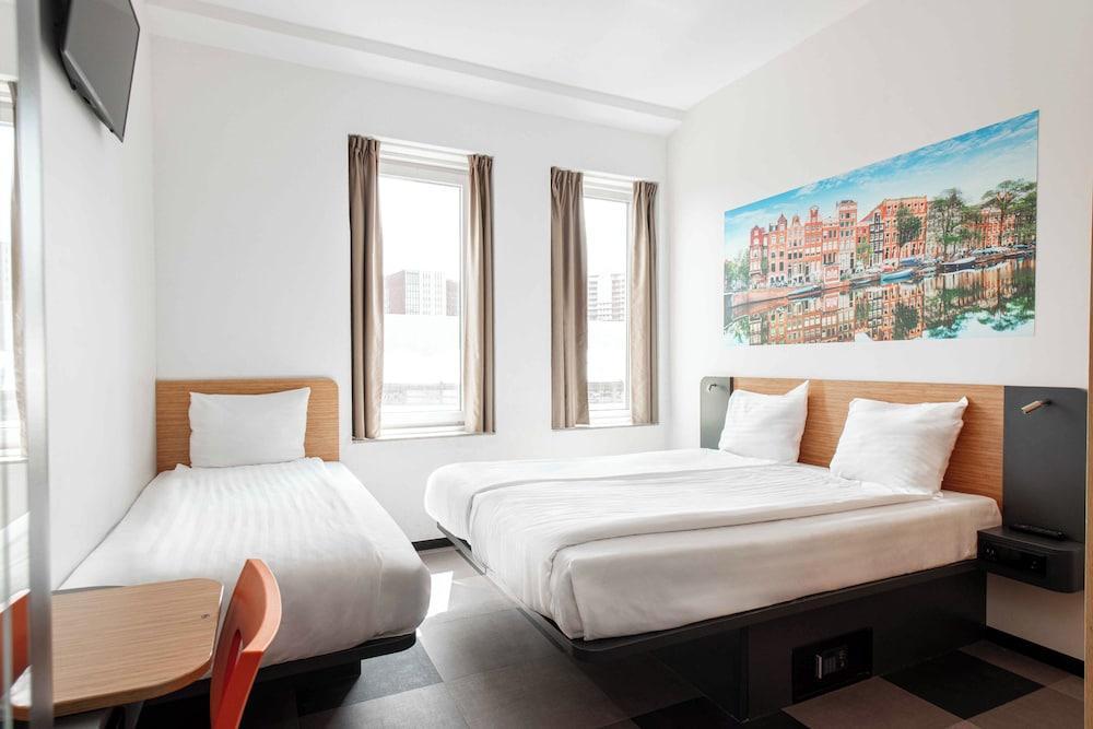 easyHotel Amsterdam Arena Boulevard Room Type - Family Triple Room