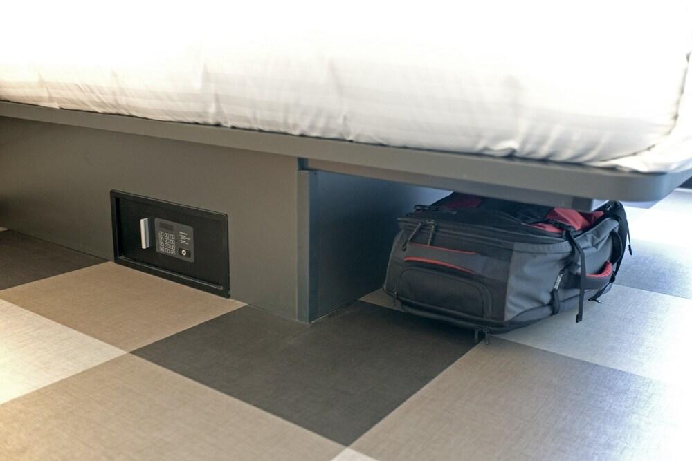 easyHotel Amsterdam Arena Boulevard - Tap to explore photos