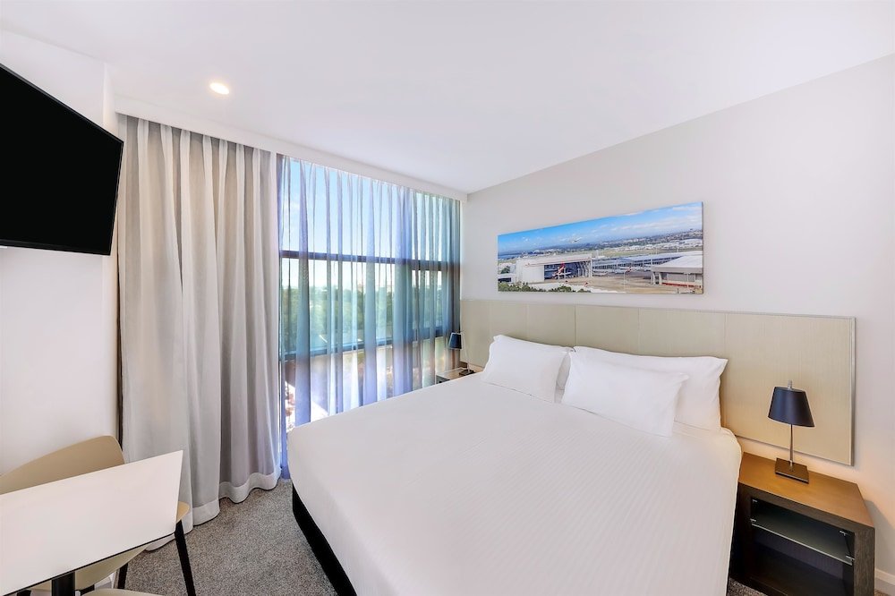Travelodge Hotel Sydney Airport - Tap to explore photos