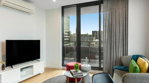 Oaks Melbourne Southbank Suites - Tap to explore photos