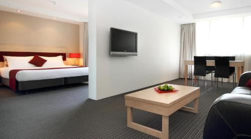 Central Studio Hotel Sydney - Tap to explore photos