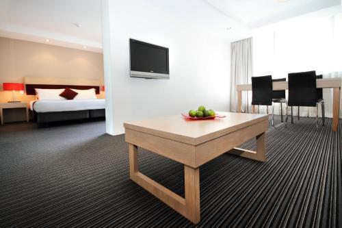 Central Studio Hotel Sydney - Tap to explore photos