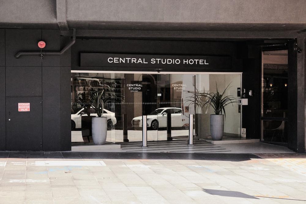 Central Studio Hotel Sydney - Tap to explore photos